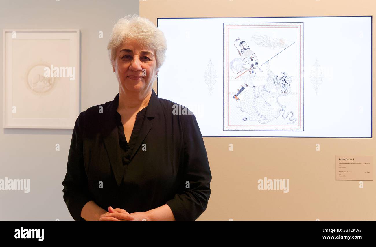 Bruehl, Deutschland, 25. Juni 2025 - Ausstellung mit Werken des iranischen Künstlers Farah Ossouli im Max Ernst Museum, erinnern Sie sich an den Flug, der Vogel wird d Stockfoto