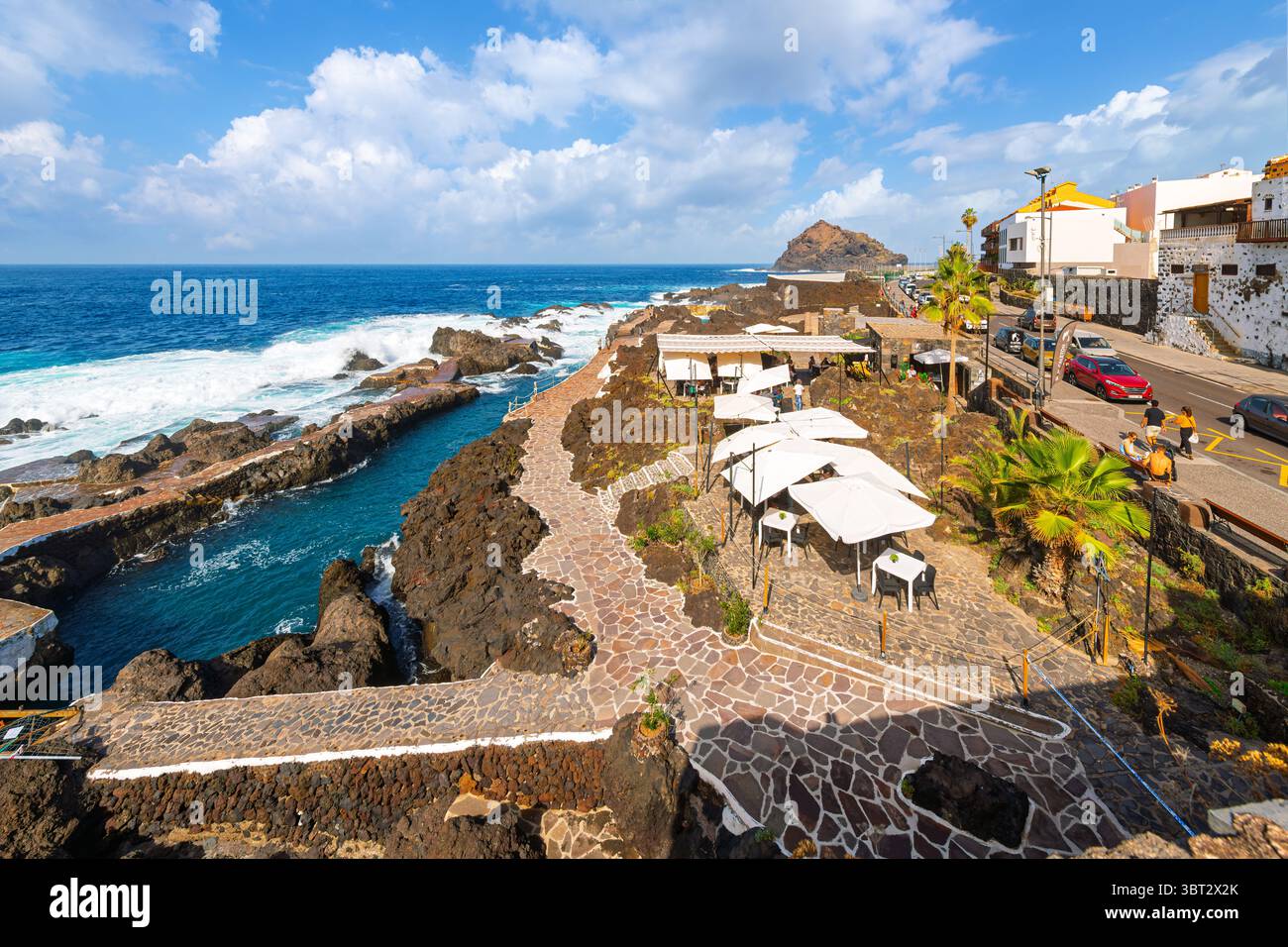 Cafés am Wasser entlang der felsigen Vulkanküste in der Küstenstadt Garachico, Spanien, an der Nordküste der Insel Teneriffa, Kanarische Inseln. Stockfoto