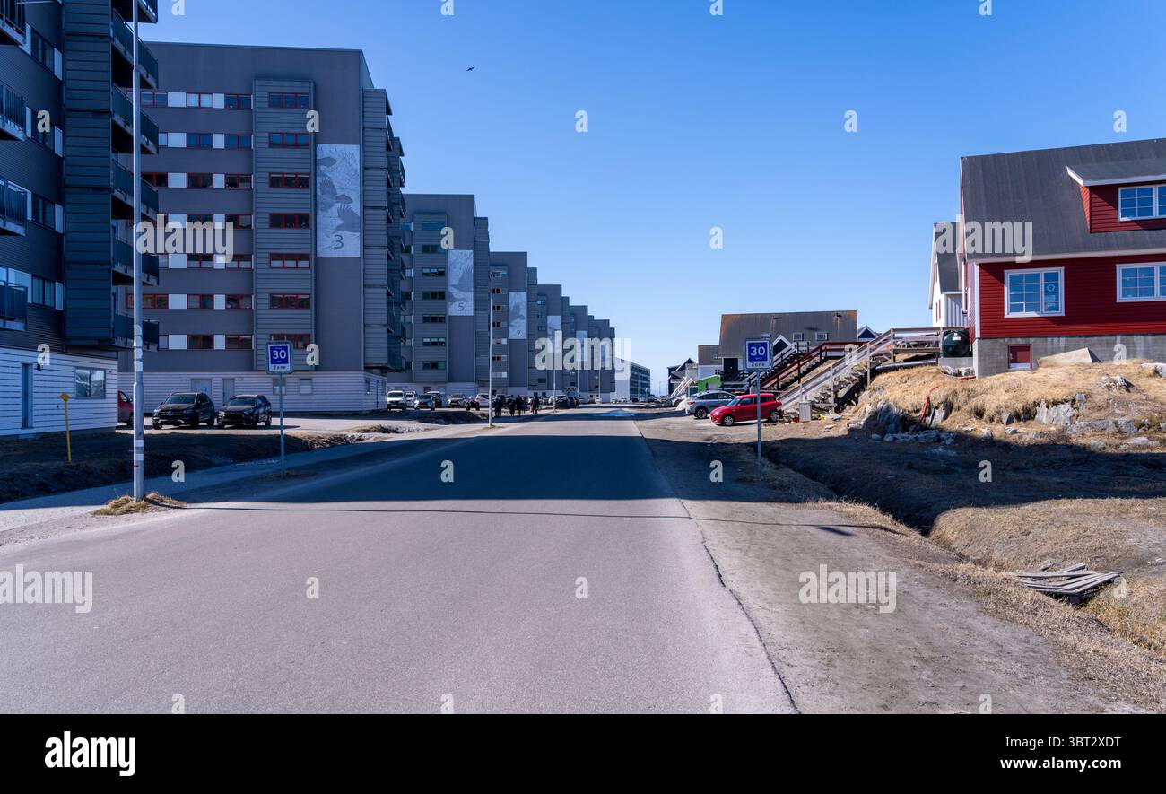 Sieben Wohnblöcke mit Bilderserien von Raben, die ein ganzes Bild auf der Taupannguit Straße in Nuuk bilden Stockfoto