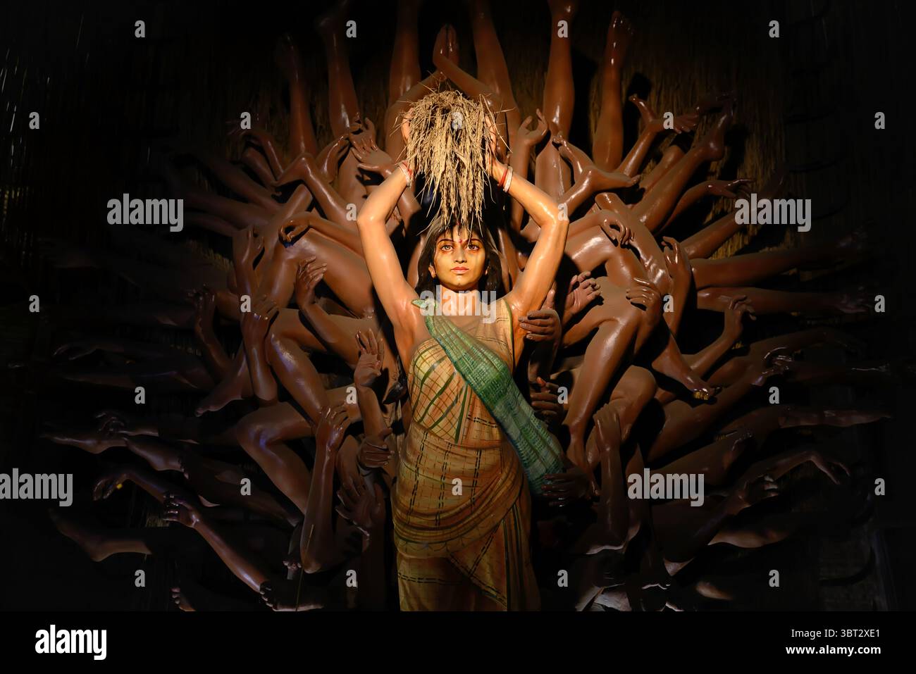 Idol der Göttin Devi Durga in einem wunderschön dekorierten Pandal während des Durga Puja Festivals in Kolkata, Westbengalen, Indien am 13. Oktober 2024 Stockfoto