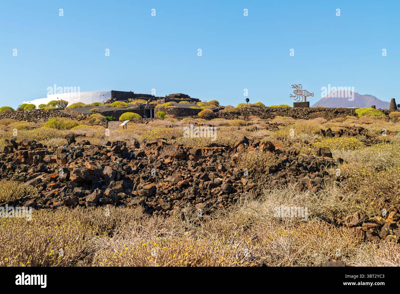 Blick von der vulkanischen Küste des Vulkanhauses Jameos del Agua und des Vulkans Monte Corona entlang der Atlantikküste der Insel Lanzarote Spanien. Stockfoto