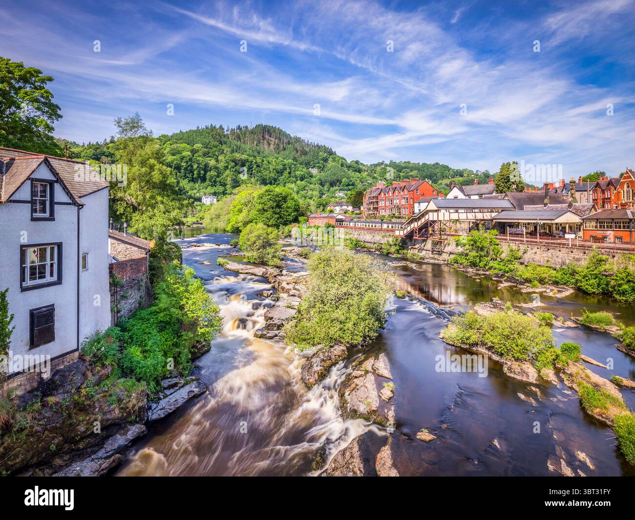 Llangollen Town Falls, eine Reihe von Stromschnellen am Fluss Dee, die sich der Llangollen Bridge im Stadtzentrum nähern. Stockfoto