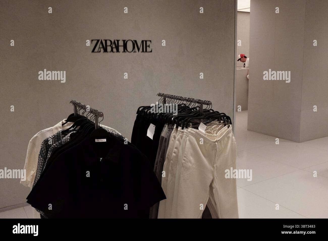 Innenraum des Zara-Geschäfts an der Plaza de España in Madrid, Spanien. Dies ist einer der Flaggschiffläden des Unternehmens. Stockfoto