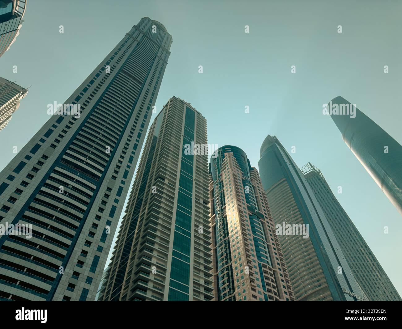 Vertikale Stadtansicht der Dubai Marina mit hohen Türmen vom Boden aus Stockfoto