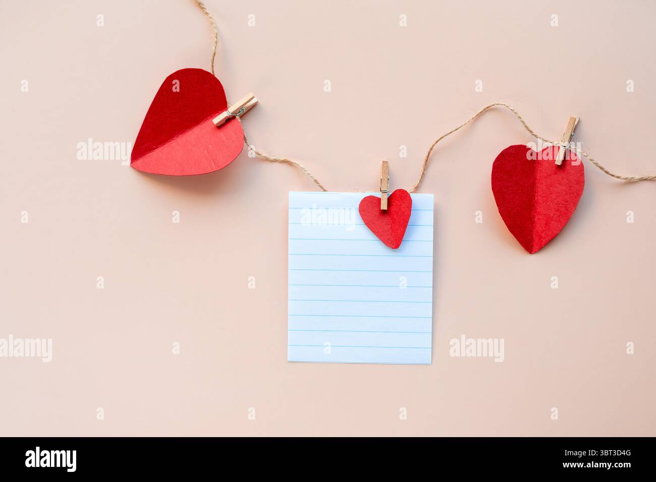 Herzen flach liegen mit leerem Platz für Text, romantische Hintergrundtapete Hintergrund, Liebesbrief zum Valentinstag, kreative Grußkarte Vorlage Stockfoto