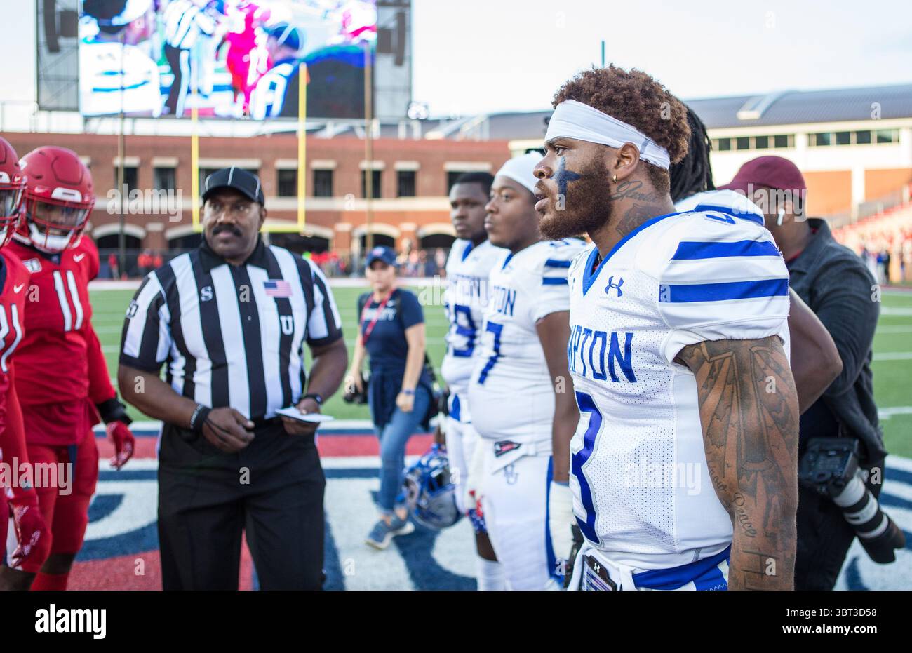 21. September 2019: Hampton Pirates Quarterback Deondre Francois (3) wartet auf den Münzwurf, bevor die NCAA-Football-Action zwischen den Hampton Pirates und den Liberty Flames im Williams Stadium in Lynchburg, VA, stattfindet. Jonathan Huff/CSM.(Credit Image: &Copy; Jonathan Huff/CSM via ZUMA Wire) Stockfoto