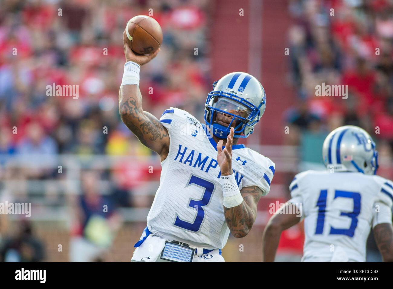 21. September 2019: Der Hampton Pirates Quarterback Deondre Francois (3) wirft einen Empfänger während der NCAA-Fußballaktion zwischen den Hampton Pirates und den Liberty Flames im Williams Stadium in Lynchburg, VA. Jonathan Huff/CSM.(Credit Image: &Copy; Jonathan Huff/CSM via ZUMA Wire) Stockfoto