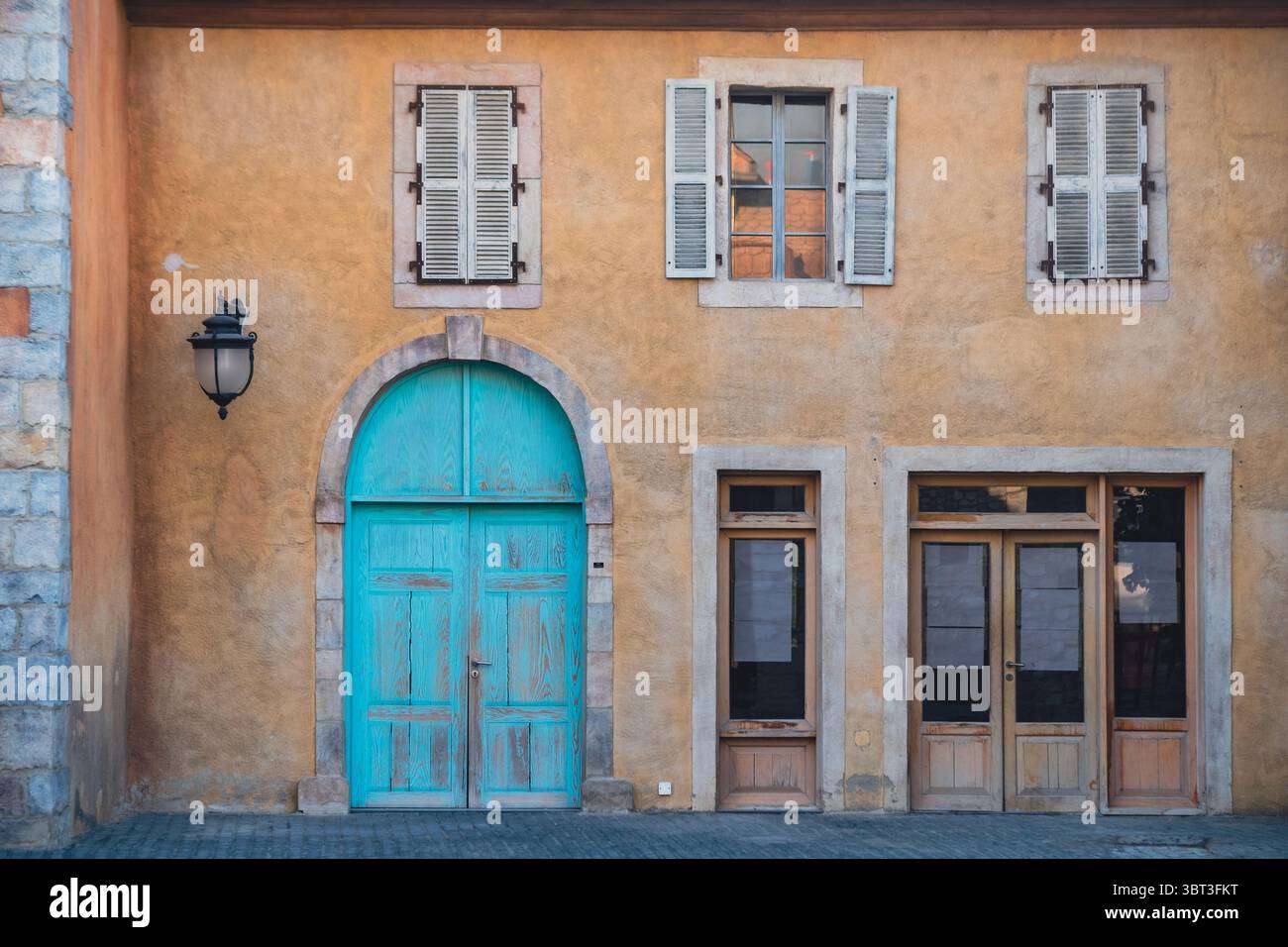 Farbenfrohes französisches Kolonienhaus mit blauer Tür und französischen Fenstern Stockfoto