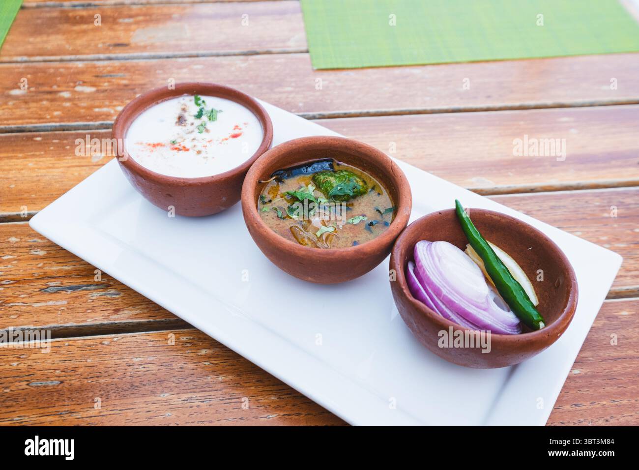Frischer Joghurt, Salat, in einer Schüssel mit anderen indischen Gewürzen und Gewürzen, indisches Abendessen Rezept Hintergrund, Fine Dine indisches Restaurant in den VAE Stockfoto