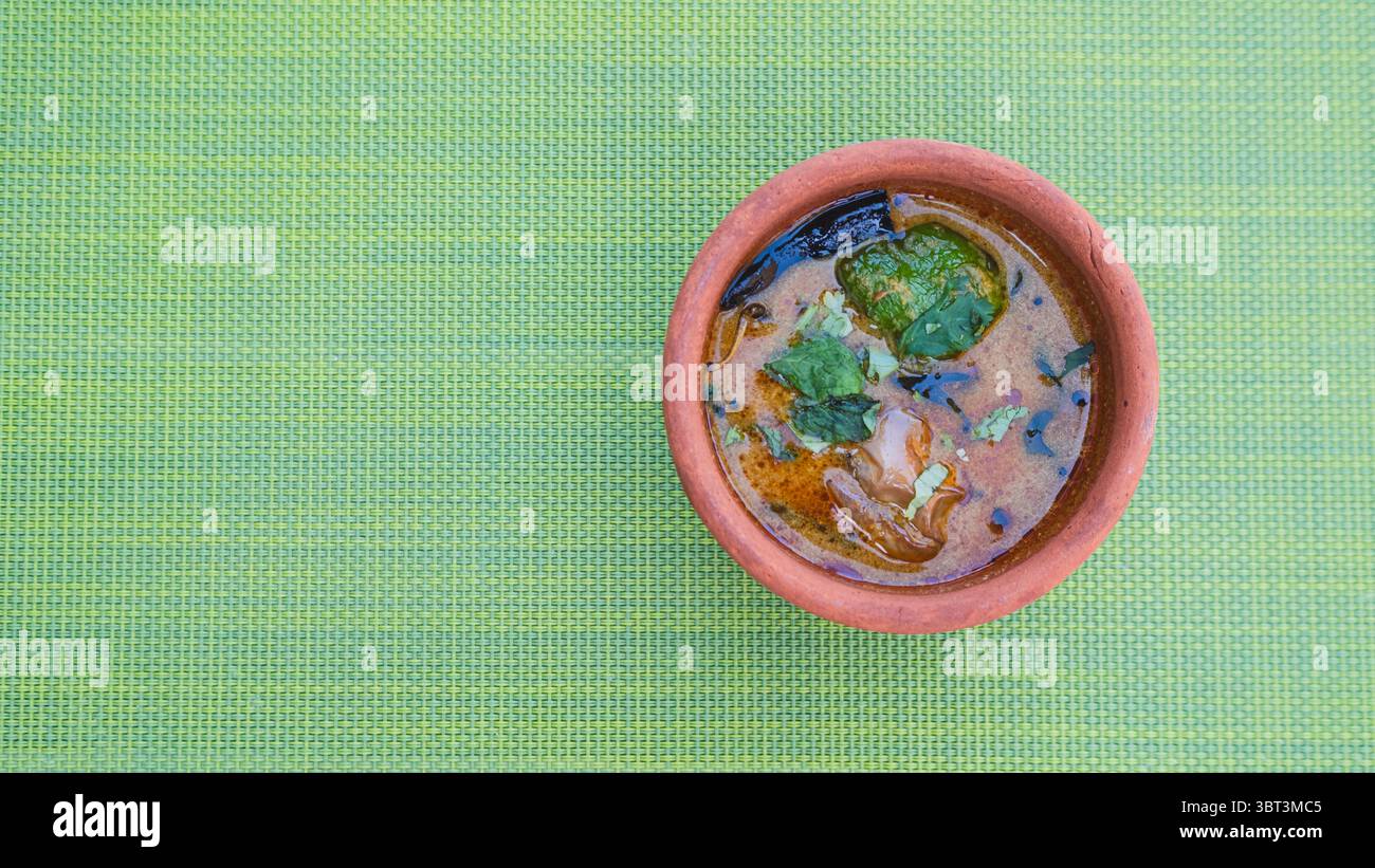 Indisches Curry in einer Schüssel, indische Gewürze und Gewürze in der Schüssel, indische Soßen und Soße, Hi-res Esstisch Hintergrund Stockfoto