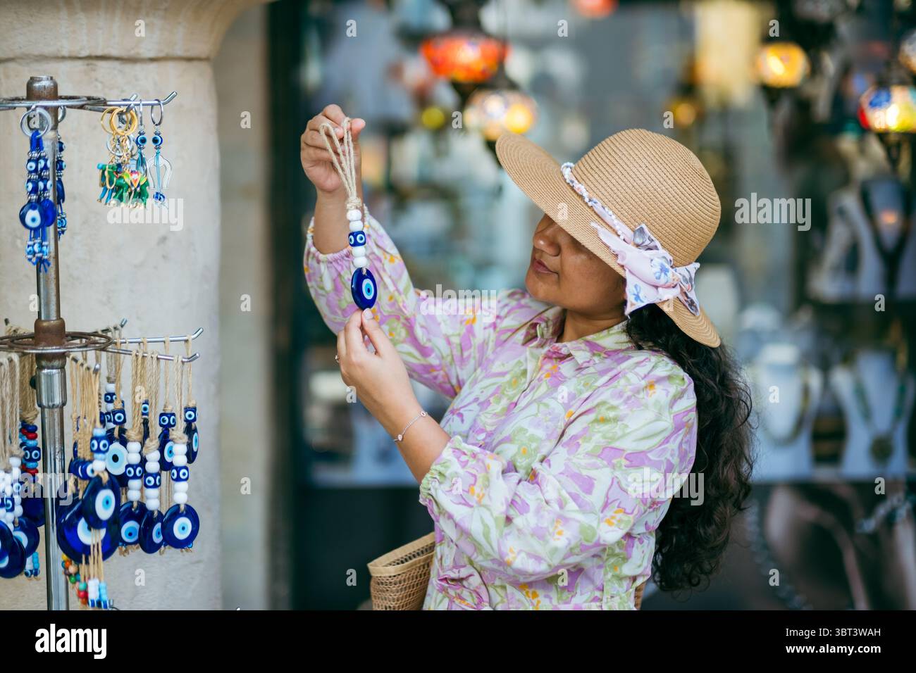 Stockfoto einer Touristenfrau, die böse Augenreize auf dem Markt in der Türkei, Istanbul, kauft Stockfoto