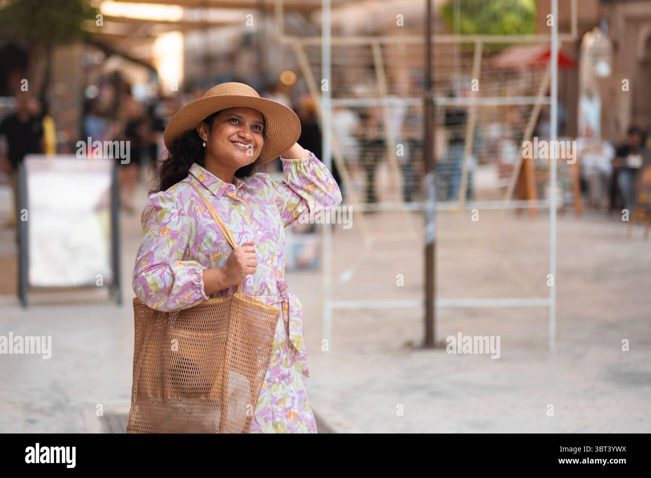 Junge asiatische Frau, die ihre Reise in das historische Viertel Al seef und die lokalen Märkte von Dubai genießt, Alleinurlaubsreise nach Dubai im Winter Stockfoto