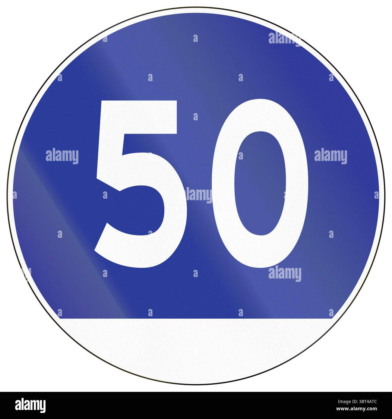 Straßenschild in China - Mindestgeschwindigkeit 50 km/h. Stockfoto