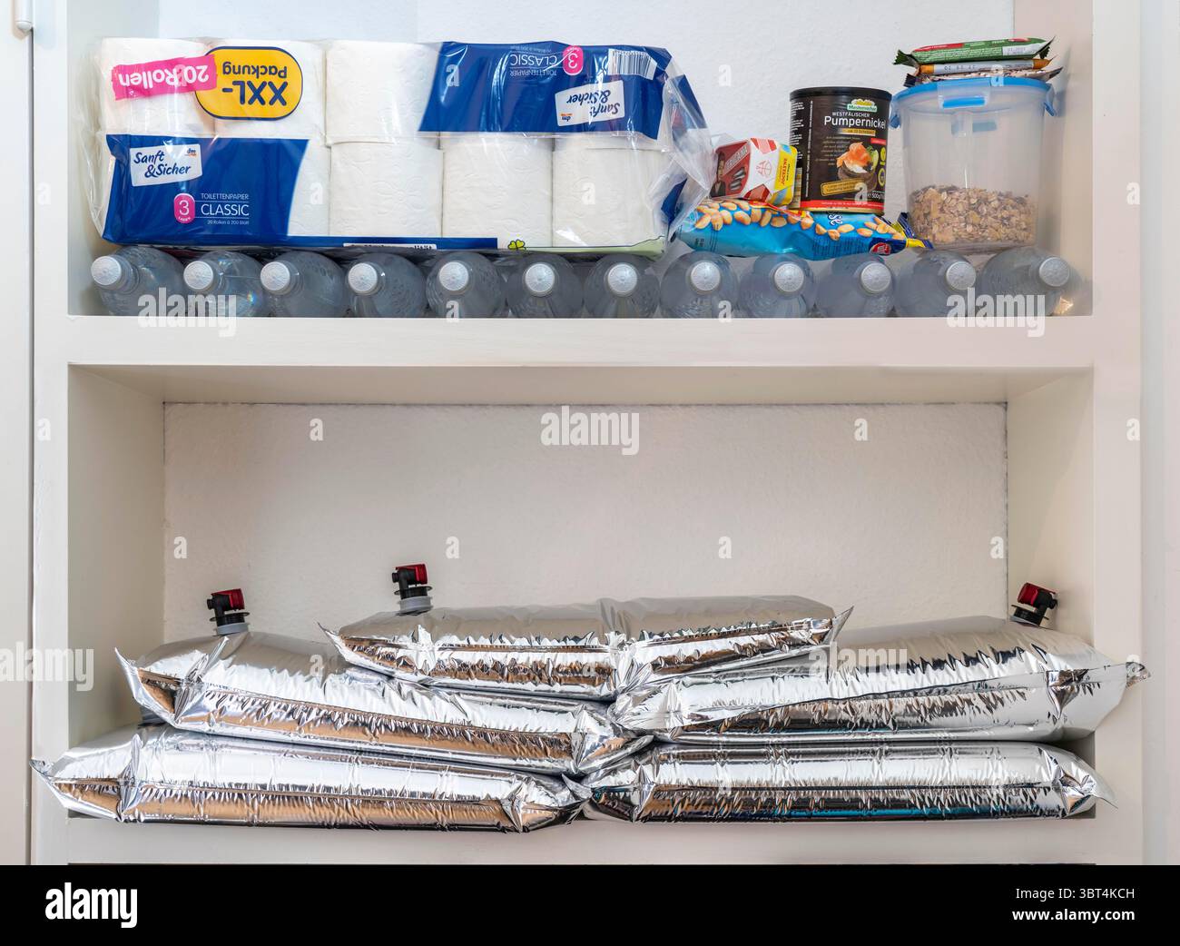 Notfallvorsorge, Lebensmittelversorgung im Privathaushalt, Regal, Speisekammer, mit langlebigen Lebensmitteln, Mineralwasser in Flaschen und 10-Liter-Wassersäcken für s Stockfoto