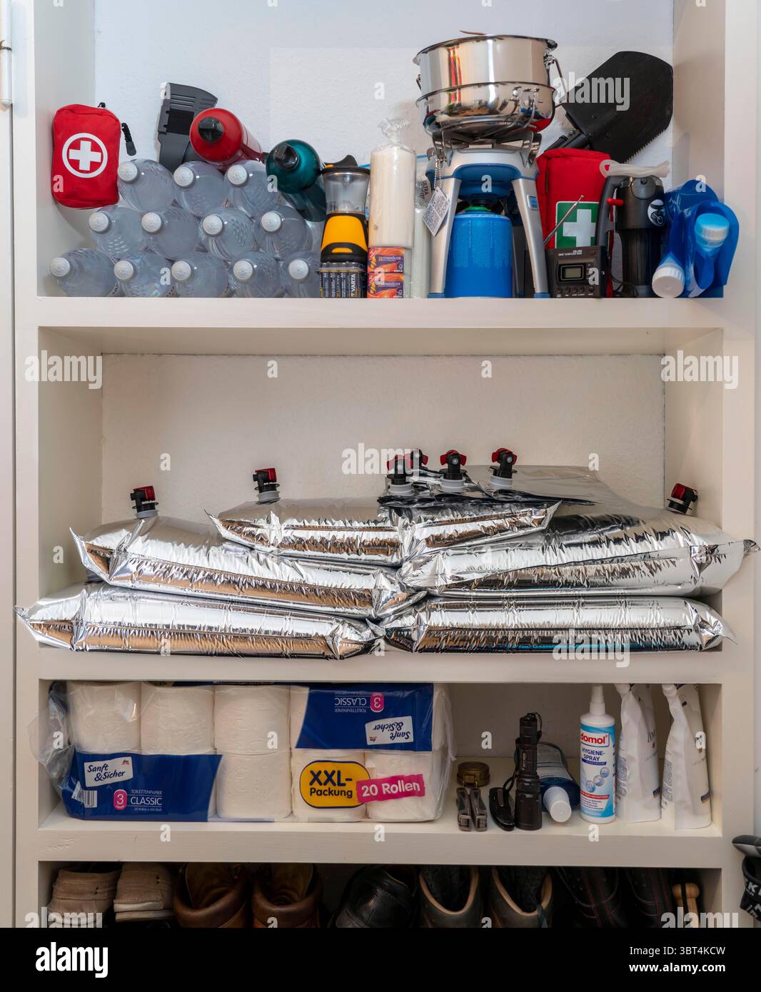 Notfallvorsorge, Lebensmittelversorgung im Privathaushalt, Regal, Speisekammer, mit langlebigen Lebensmitteln, Mineralwasser in Flaschen und 10-Liter-Wassersäcken für s Stockfoto