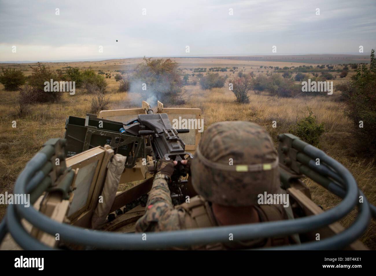 18. September 2019 - Babadag Training Area, Rumänien - Ein US-Marine mit Marine Rotationskraft-Europe 19.2, Marine Forces Europe and Africa, feuert einen automatischen MK 19 Granatwerfer während der Übung Platinum Eagle im Babadag Training Area, Rumänien, 18. September 2019. NATO-Verbündete und -Partner führen weiterhin Engagements und multinationale Übungen durch, um die Interoperabilität des Marinekorps als langfristige Bemühungen zur Verbesserung der regionalen Zusammenarbeit, Sicherheit und Stabilität in der Schwarzmeerregion zu verbessern. (Kreditbild: © U.S. Marines/ZUMA Wire/ZUMAPRESS.com) Stockfoto