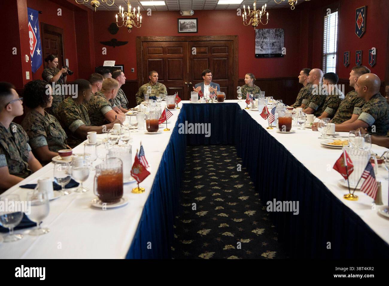 24. September 2019 – Camp Lejeune, North Carolina, USA – US-Verteidigungsminister Dr. Mark T. Esper hat ein Arbeitsessen mit Marines in Camp Lejeune, North Carolina, 24. September 2019. (DOD-Foto von Lisa Ferdinando) (Foto: © DoD/ZUMA Wire/ZUMAPRESS.com) Stockfoto