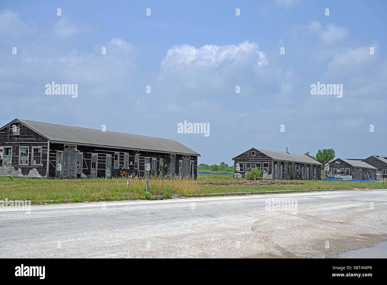 DESOTO KANSAS, USA - 12. JULI 2025 die Zufahrtsstraße, die entlang der leerstehenden Munitionsanlage Sunflower verläuft, von der Teile in die neue 5 Millionen Quadratmeter große Panasonic Energy-Batterieproduktionsfabrik umgebaut wurden, die 300 Hektar umfasst und die Produktion am Montag, den 14. Juli, aufnehmen soll. Stockfoto