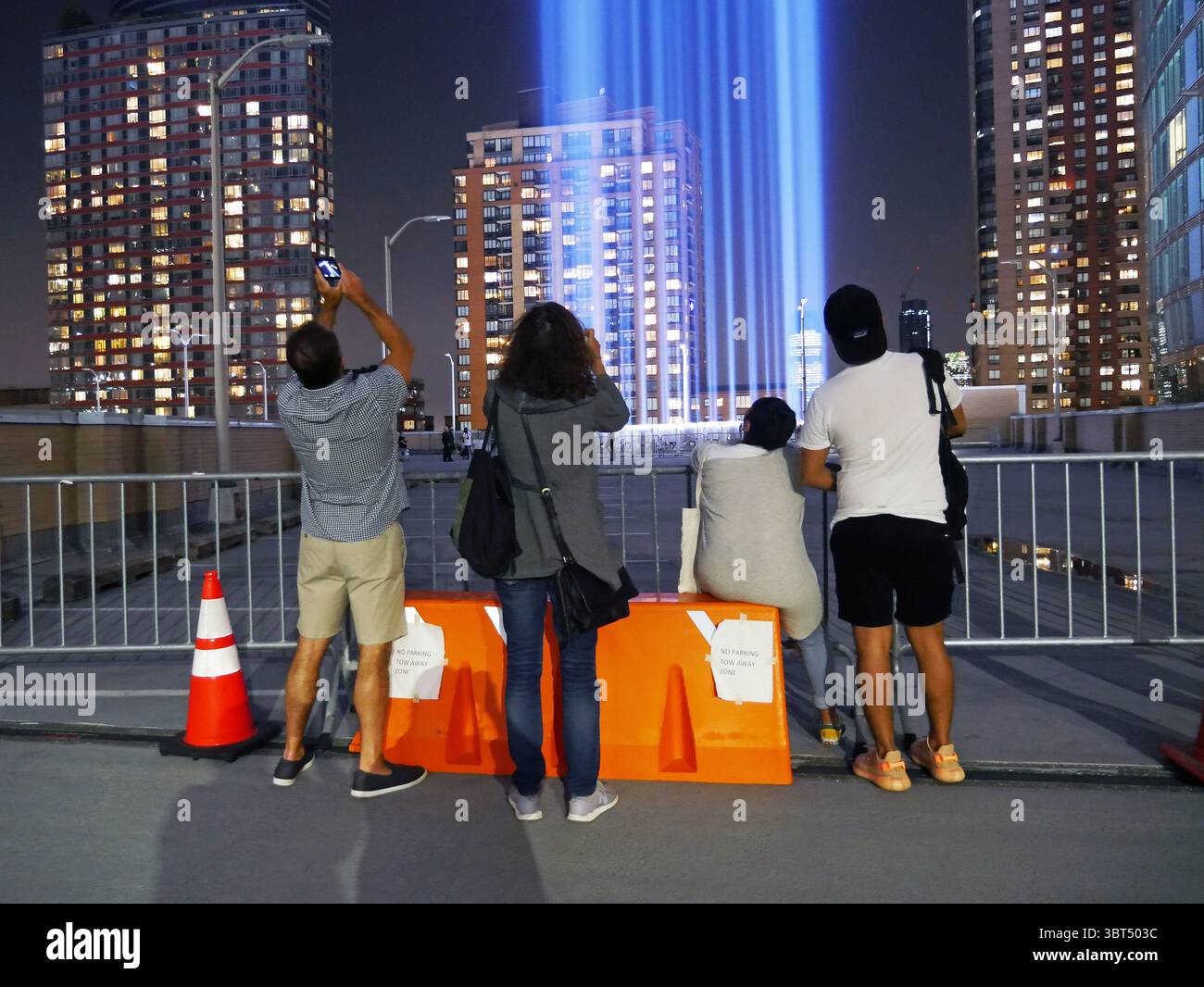 September 2019 - New York, New York, USA - 9/11 Memorial Lights werden in der Nacht vor 9/11 auf dem Dach des Parkhauses in Lower Manhattan getestet (Bild: © Milo Hess/ZUMA Wire) Stockfoto