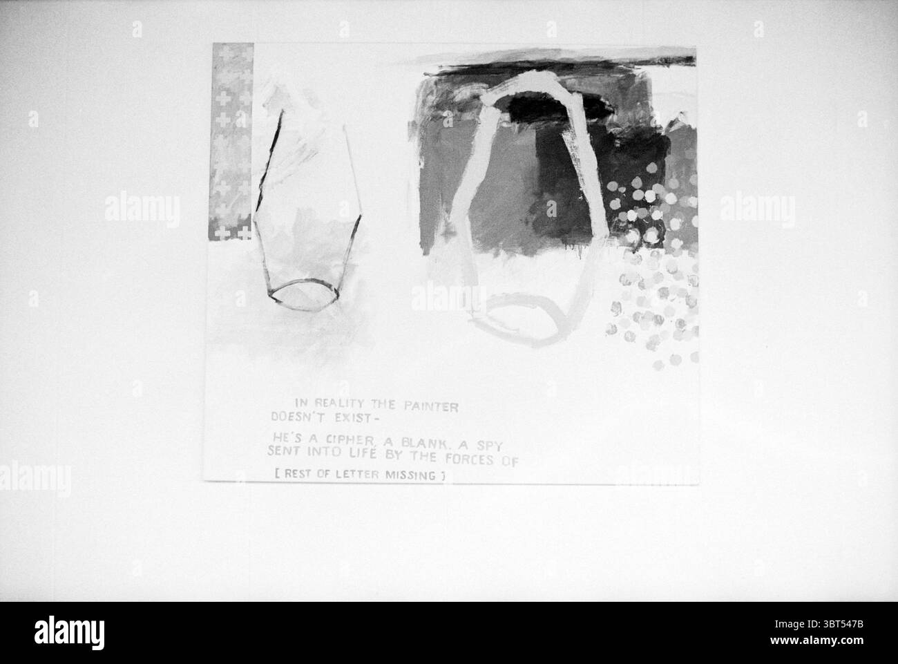 Galerie Bleeker Work F@@e Heemstede [Fanche] Heemstede the Netherlands, Whizgle News, Dutch Desk, Niederlande, 1950 - 2000 am 26-11-1995. Dies sind die Themen im Bild. Die Szene zeigt ein abstraktes Kunstwerk mit zwei langen Formen, die an die Kontur von Vasen oder Behältern erinnern. Diese Formen werden in gedämpften Grau- und Weißtönen gerendert und weisen weiche, unscharfe Kanten auf, die ein Gefühl von Fließfähigkeit erzeugen. Der Hintergrund besteht aus einer Mischung aus hellen und dunklen Farbtönen, die zu einem mehrschichtigen Effekt beitragen, wobei gelegentliche Flecken hellerer Farben Textur verleihen. Die allgemeine Stimmung neigt zu Introspekti Stockfoto