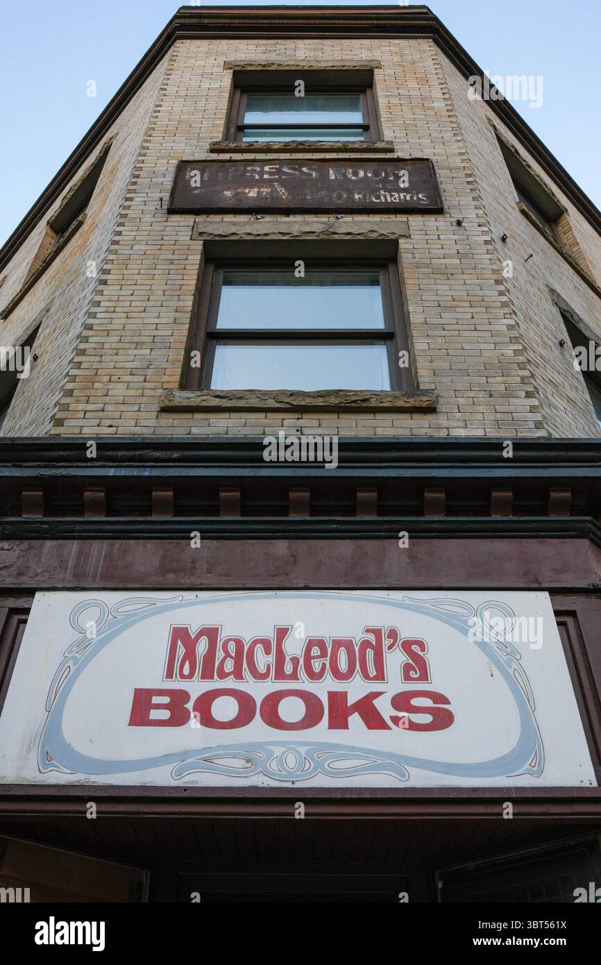 Das historische MacLeod's Books unter einem alten Hostel in der West Pender Street in Vancouver, BC. Stockfoto