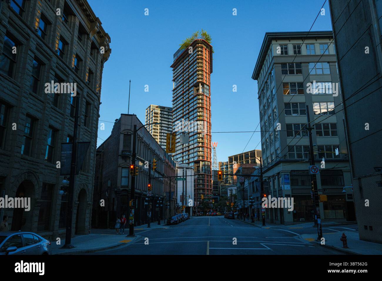 Blick auf die West Cordova Street in der Abenddämmerung und das Woodward's Building geradeaus, Vancouver, BC. Stockfoto