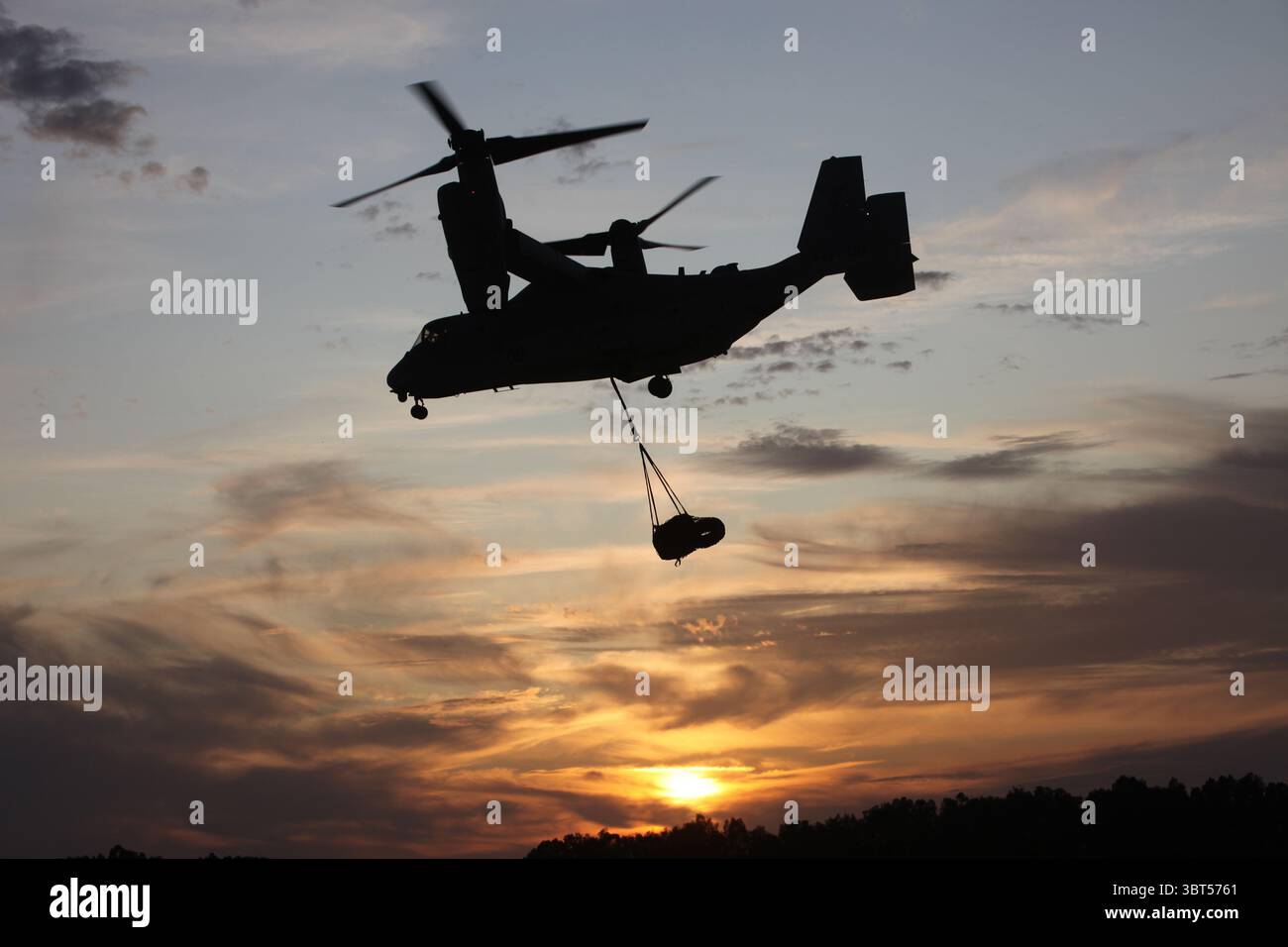 19. September 2019 - Moron Air Base, Spanien - Ein U.S. Marine Corps MV-22B Osprey mit Special Purpose Marine Air-Ground Task Force-Krisenreaktion Afrika 19,2 und 20.1, Marine Forces Europe and Africa, hebt ein Frachtbündel während eines externen Aufzugstrainings auf der Moron Air Base, Spanien, 19. September 2019. Die Marines führten das Training durch, um die Fähigkeiten des Hubschrauberunterstützungsteams zu erhöhen, indem sie Fracht und Ausrüstung zügig transportierten. SPMAGTF-CR-AF wird eingesetzt, um Krisenreaktionsoperationen und Theater-Sicherheitsoperationen in Afrika durchzuführen und die regionale Stabilität durch militärisch-militärische Trainingsübungen zu fördern Stockfoto