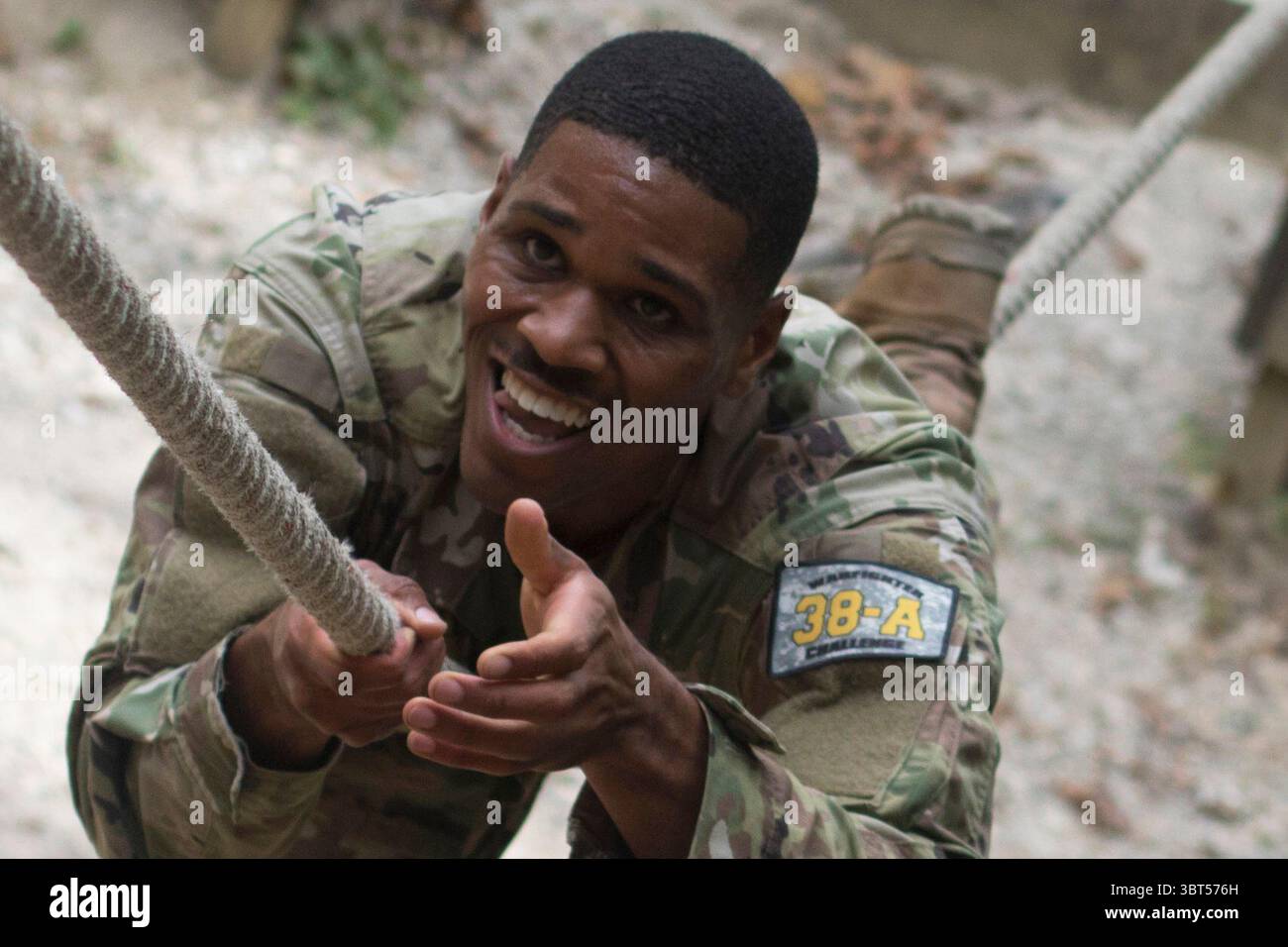 22. September 2019 – USA – Sgt. Rajohn Smith, eine Militärpolizei mit der Connecticut National Guard, 643. Military Police Company, überquert eine Einseilbrücke am Physical Endurance Course im Rahmen der Military Police Competitive Challenge hier in Fort Leonard Wood, Missouri. Der Wettbewerb beginnt mit der Military Police Regimental Week, die den Geburtstag der Parlamentsabgeordneten am 26. September feiert. (Bild: © U.S. National Guard/ZUMA Wire/ZUMAPRESS.com) Stockfoto