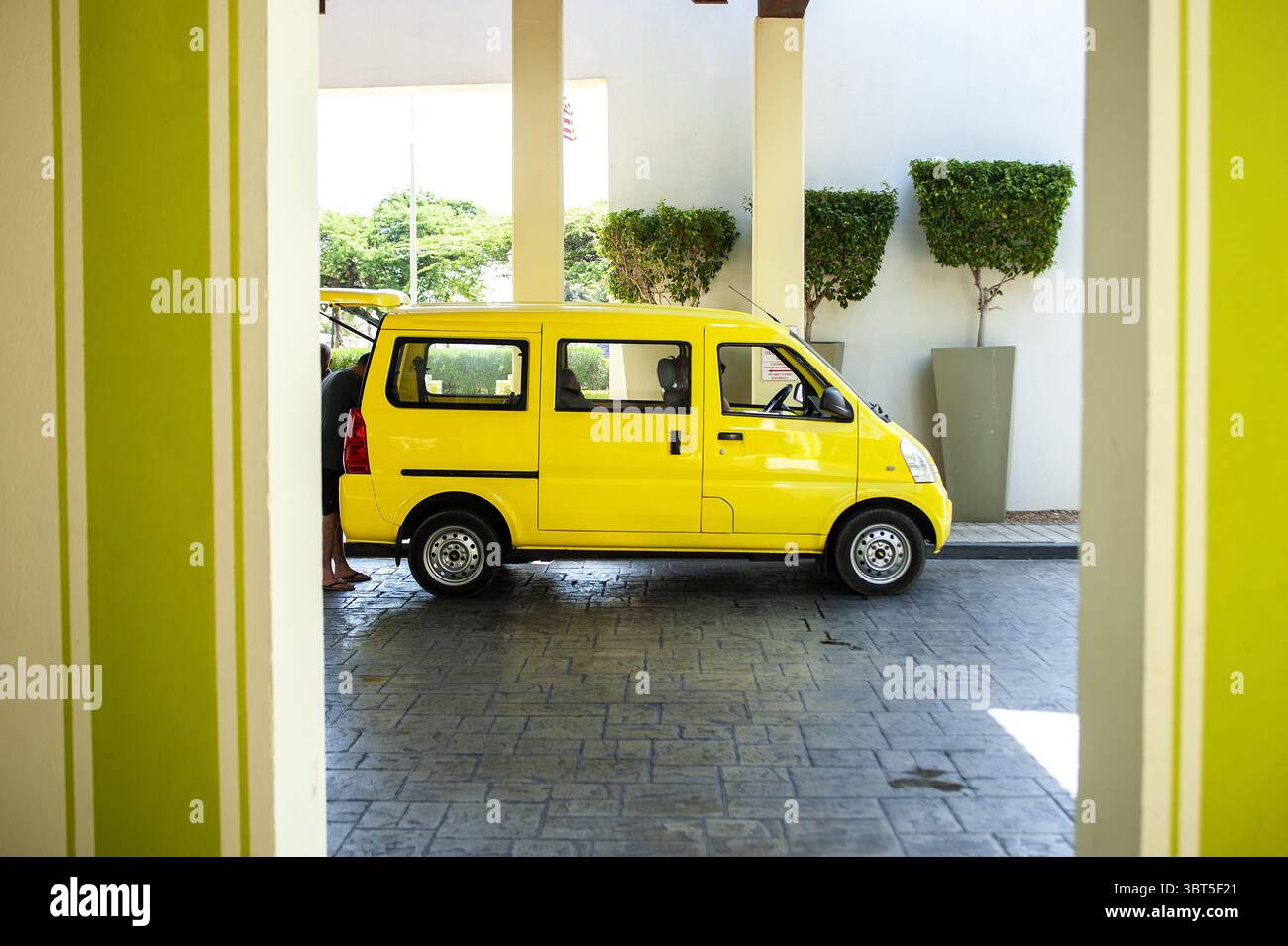16. September 2019, Aruba: Ein gelber Bus befindet sich am 16. September 2019 im Holiday inn Drop-off-Bereich in Aruba. (Bild: © Joseph Prezioso/ZUMA Wire) Stockfoto