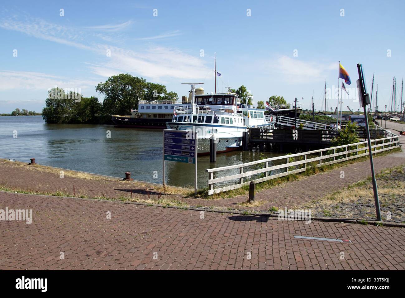 Fähren in der niederländischen Stadt Enkhuizen. Fährservice nach Medemblik, Stavoren, Urk und Zuiderzee Museum. Juli, Niederlande Stockfoto