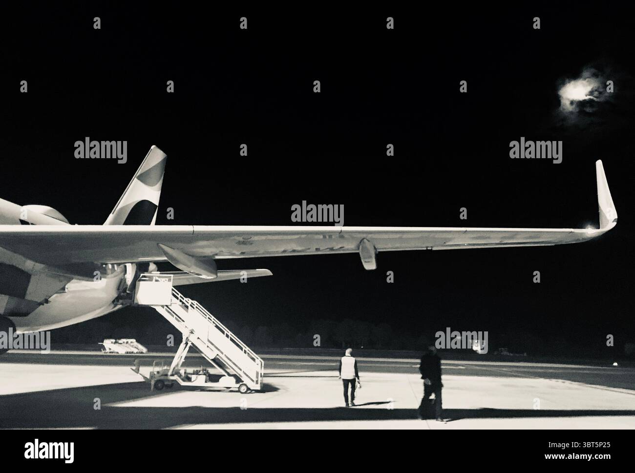 Runway Lights und Rising Wings im Mondlicht, Travel Moments, Airplane Wing Stockfoto