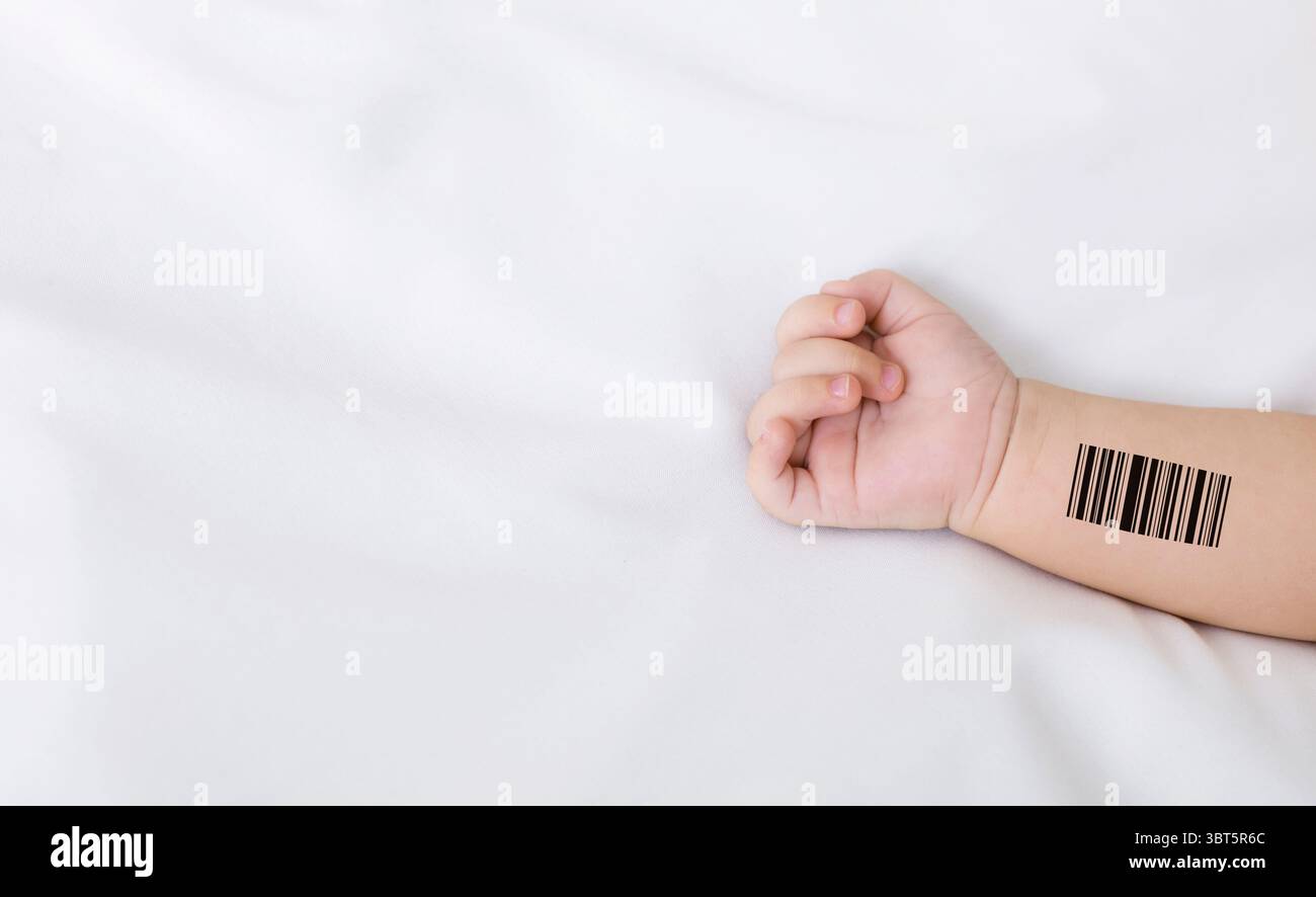 Gentechnik und Klonen. Neugeborenes Baby mit Barcode auf weißem Blatt, Nahaufnahme. Collage mit Kopierbereich Stockfoto