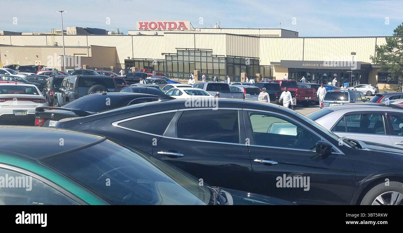 24. September 2019, MI, USA: Honda Arbeiter – genannt „Associates“ – treten am Ende der Schicht von 6,30 Uhr bis 15:00 Uhr aus dem Honda Werk Marysville auf. Marysvilles nicht gewerkschaftliche Werke hatten seit 40 Jahren keinen Arbeitsstillstand. (Kreditbild: © TNS via ZUMA Wire) Stockfoto