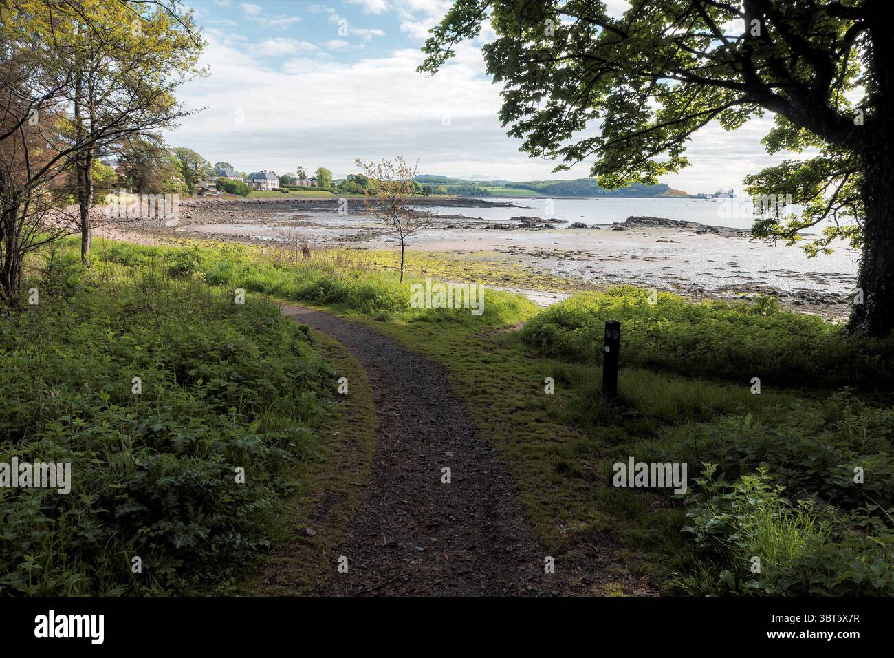 Der Fife Coastal Path nähert sich der Doniborstle Bay, Dalgety Bay, Fife, Schottland. Stockfoto