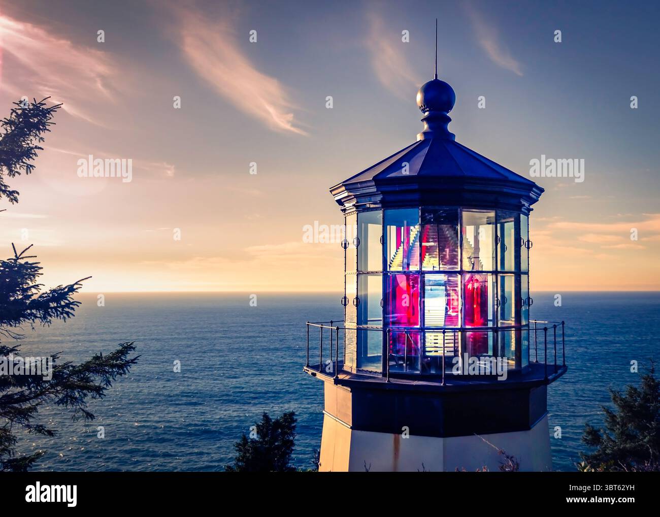 Der Leuchtturm von Cape Meares in Tillamook, OR, ist der kürzeste Leuchtturm an der Küste von Oregon, der 1890 erstmals beleuchtet wurde. Mit einem Aussichtspunkt im Bundesstaat. Stockfoto
