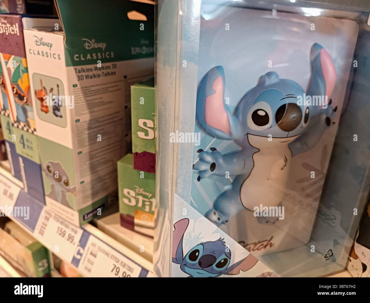 Danzig, Polen - 9. Juli 2025: Lilo und Stitch Spielzeugeinzelhandel in Ladenregalen Cartoons Held disney Stockfoto
