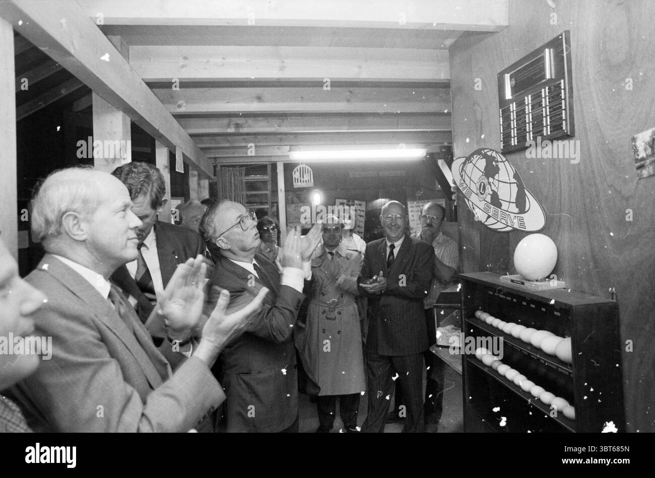 Enthüllung einer Zootafel durch den Bürgermeister in Verbindung mit Lions Revelations, Whizgle News, Dutch Desk, Niederlande, 1950 - 2000 am 25.09.1987. Das Bild enthält diese Themen. Die Szene zeigt eine Gruppe gut gekleideter Personen, die sich in einem warmen, rustikalen Ambiente mit freiliegenden Holzbalken über dem Dach versammelt haben. Die Umgebung bietet einen Raum, der für Präsentationen oder Präsentationen konzipiert ist, mit einem Hauch von Vorfreude und Begeisterung. Im Vordergrund steht eine kleine Gruppe von Männern in Anzügen mit Ausdrücken der Freude und Bewunderung, einige klatschen vor Wertschätzung. Ihre Kleidung variiert in den Farben Stockfoto