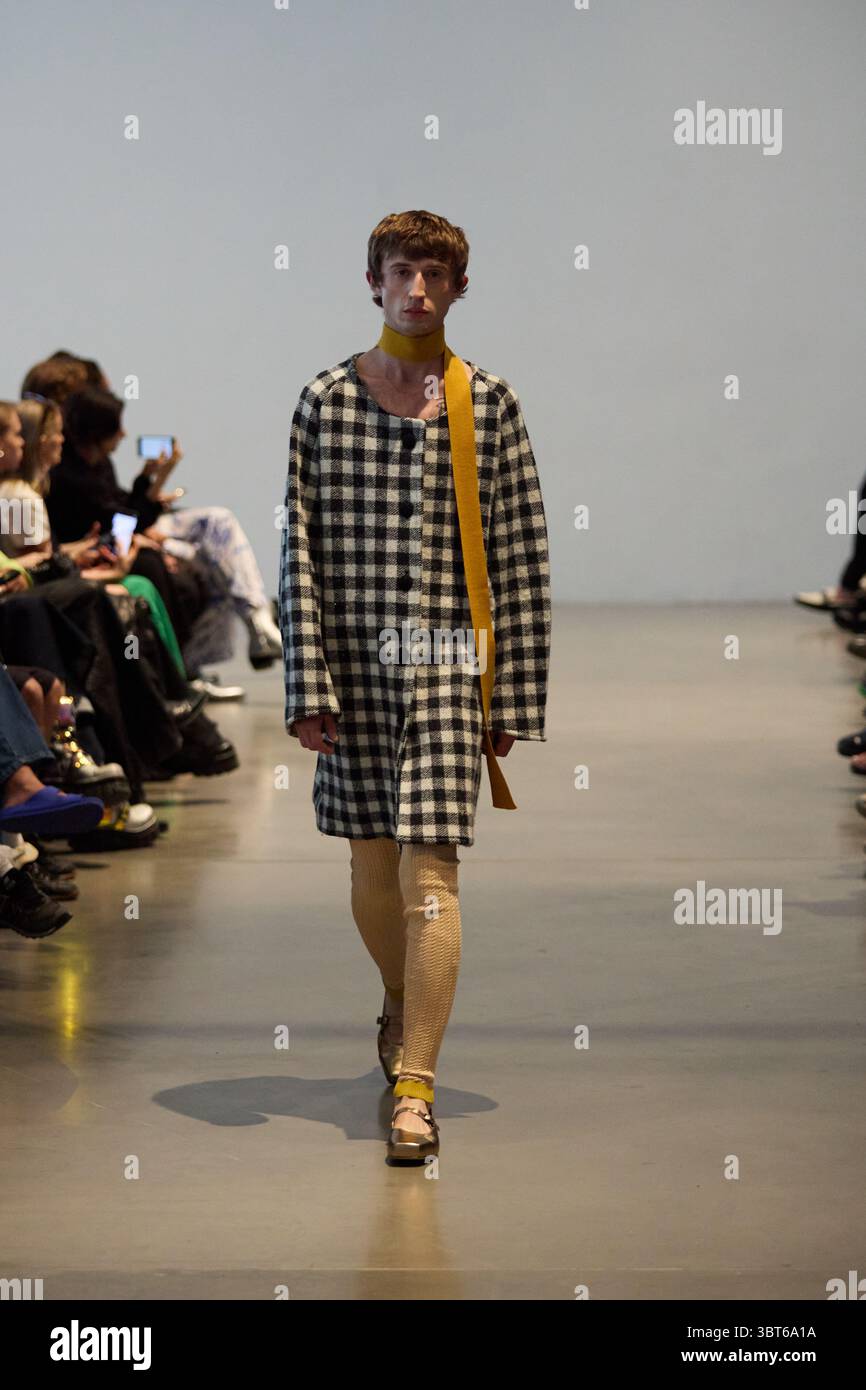 Berlin, Deutschland. Juli 2025. Während der einzigartigen Adora Fashion SS26 Fashion Show auf der großen Berlin Fashion Week spaziert ein Model über den pulsierenden Laufsteg. Stockfoto