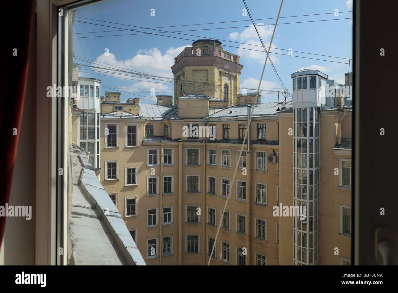 Ein herrlicher Blick von einem Fenster, das die atemberaubende urbane Architektur darunter zeigt Stockfoto