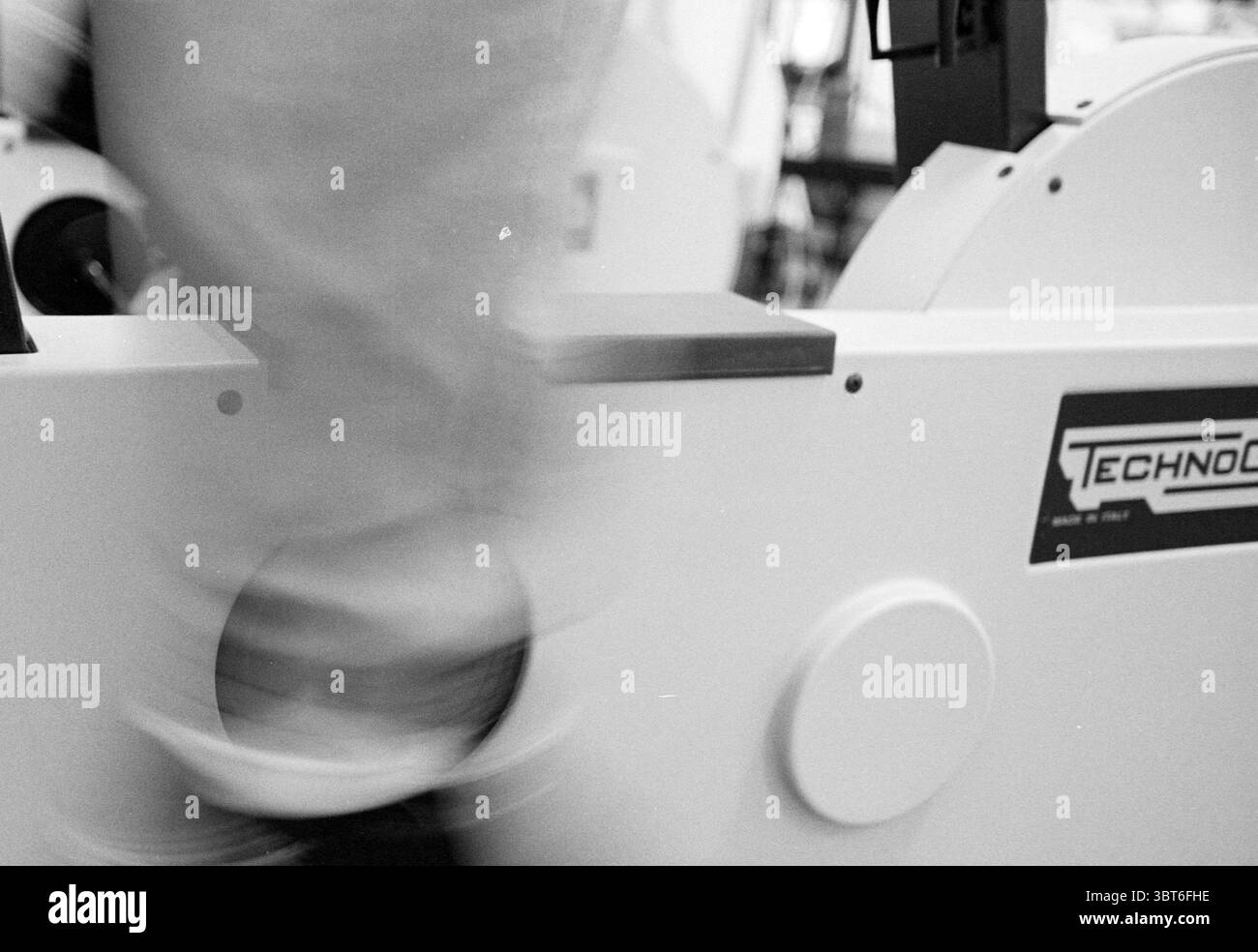 Technogym Fahrradtrainer, Whizgle News, Dutch Desk, Niederlande, 1950 - 2000 am 24-04-1994. Das Bild enthält diese Themen. Die Szene erfasst einen dynamischen Moment in einem Fitnessstudio oder einer Trainingsumgebung. Ein Bein ist deutlich sichtbar, das in Bewegung erscheint und auf Aktivität und Energie hinweist. Der untere Teil des Körpers einer Person, der in hellen Sportbekleidung gekleidet ist, befindet sich mitten in der Pedalbewegung auf einer eleganten, modernen Maschine. Die Ausstattung selbst zeigt ein stromlinienförmiges Design, hauptsächlich in weiß- und Grautönen, was zu einer sauberen und modernen Ästhetik beiträgt. Subtil kontrastierend dazu sind dunkle Farben Stockfoto