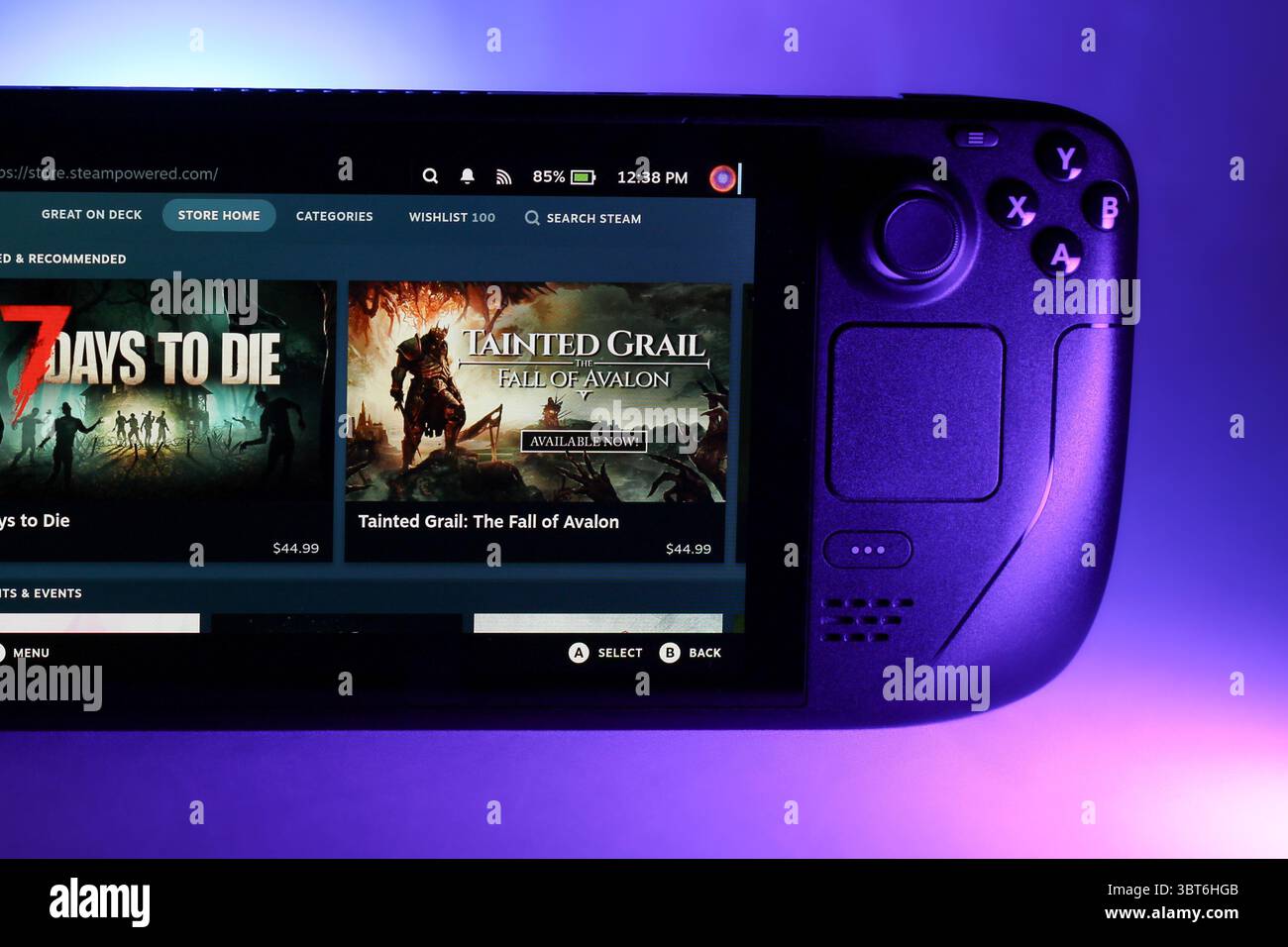 Nahaufnahme der Steam Deck Gaming-Konsole, beleuchtet durch bunte Umgebungsbeleuchtung Stockfoto