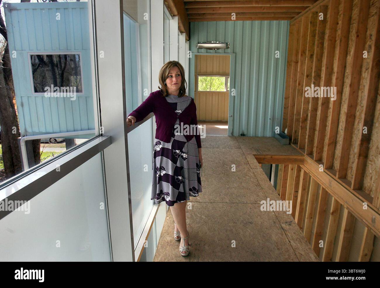 21. April 2009, Kansas City, MO, USA: Ein ungewöhnliches Haus aus fünf Versandcontainern aus China wurde von Spielzeugdesignerin Debbie Glassberg in Kansas City, Mo. gebaut, das hier im April 2009 gesehen wurde. Da Arbeitskräftemangel und Zölle weiterhin die Kosten für die Produktion von Einfamilienhäusern in die Höhe treiben und der Mangel an erschwinglichem Wohnraum Schlagzeilen macht, wenden sich einige Leute zu Fabrikhäusern. (Kreditbild: © TNS via ZUMA Wire) Stockfoto