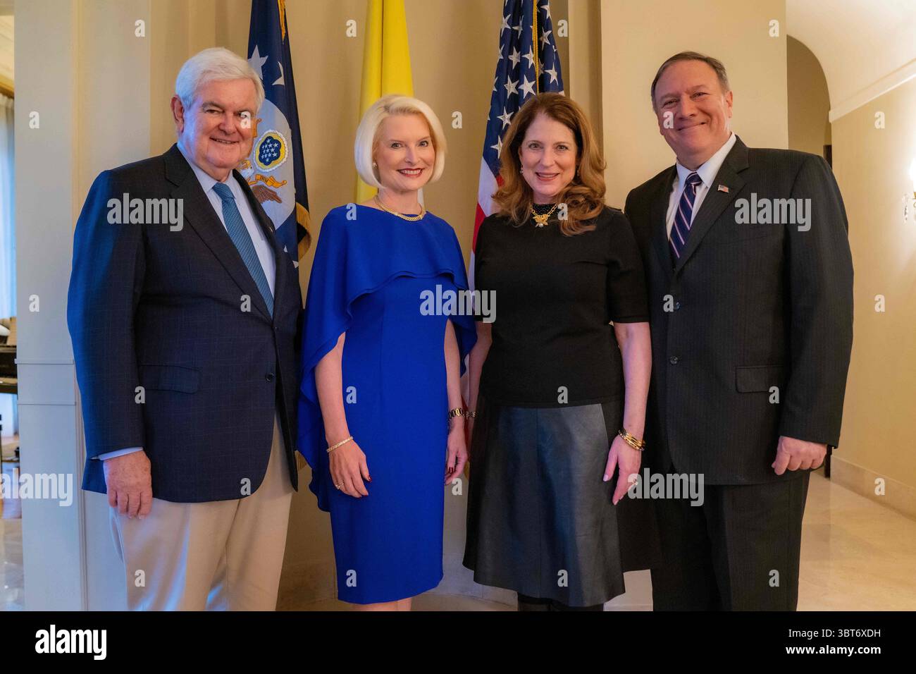 2. Oktober 2019, Rom, Italien: US-Außenminister Mike Pompeo posiert für ein Gruppenfoto während eines Empfangs in der US-Botschaft Tri-Mission am 2. Oktober 2019 in Rom. Von links nach rechts stehen: Ehemaliger Reporter Newt Gingrich, Amb. Callista Gingrich, Susan Pompeo und Außenminister Mike Pompeo. (Kreditbild: © Ron Przysucha via ZUMA Wire) Stockfoto