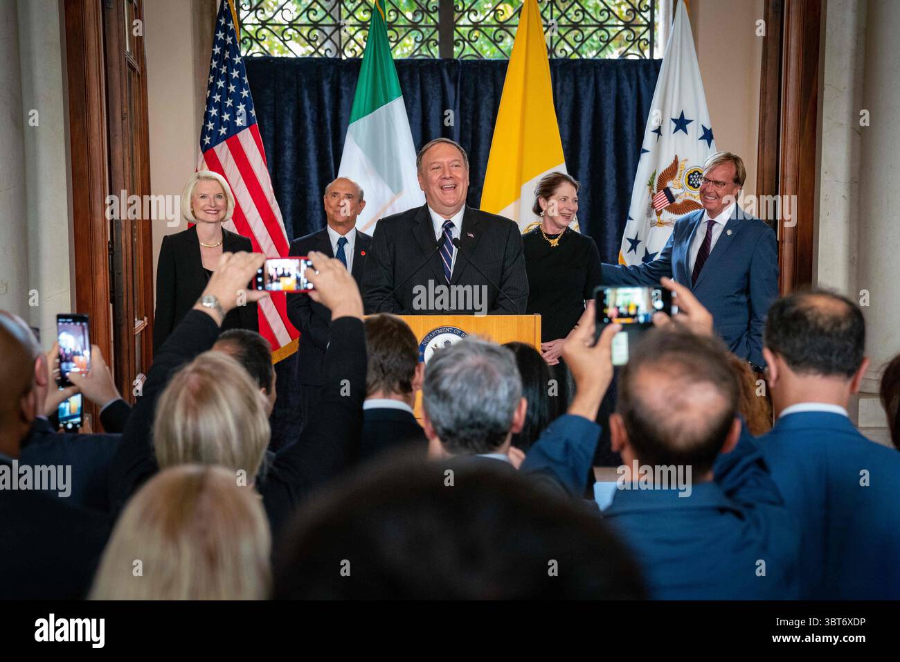 2. Oktober 2019, Rom, Italien: US-Außenminister Mike Pompeo spricht Mitarbeiter und Familienmitglieder während eines Treffens und Begrüßungsempfangs in der US-Botschaft der Tri-Mission am 2. Oktober 2019 in Rom, Italien. (Kreditbild: © Ron Przysucha via ZUMA Wire) Stockfoto