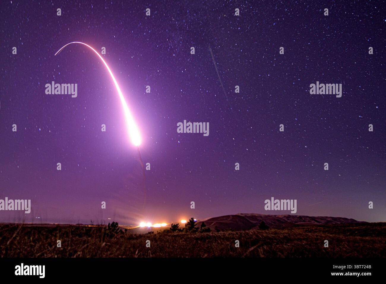 2. Oktober 2019 - Vandenberg AFB, Kalifornien, USA - eine unbewaffnete interkontinentale ballistische Rakete Minuteman III startet während eines Betriebstests um 13:13 Uhr pazifischer Zeit am 2. Oktober 2019 auf der Vandenberg Air Force Base, Kalifornien Der Test zeigt, dass die United Statesâ€™ nukleare Abschreckung robust, flexibel, einsatzbereit und annähernd darauf zugeschnitten ist, Bedrohungen des 21. Jahrhunderts abzuwehren und unsere Verbündeten zu beruhigen. (Bild: © U.S. Air Force/ZUMA Wire/ZUMAPRESS.com) Stockfoto