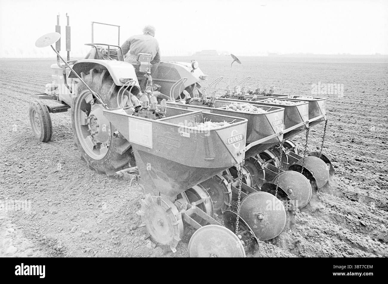 Saatgut fr traktoren Schwarzwei-Stockfotos und -bilder - Alamy