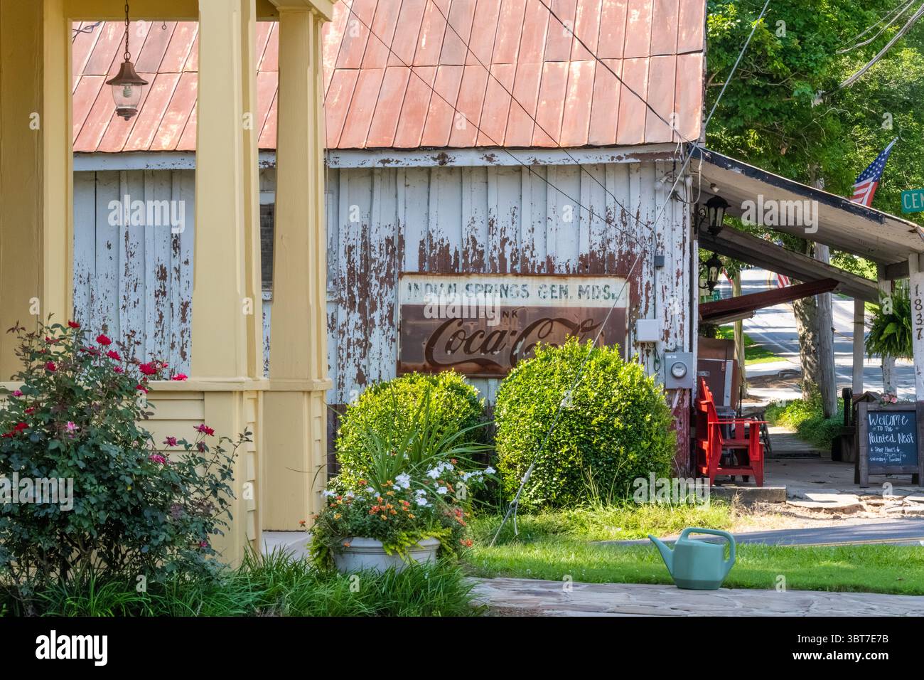 Indian Springs Chapel (im Vordergrund) und das Painted Nest Shop im Village at Indian Springs in Flovilla, Georgia. (USA) Stockfoto