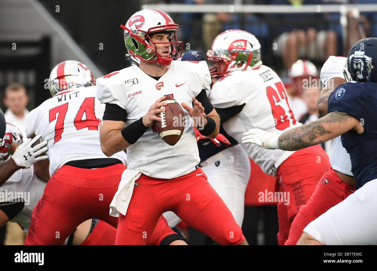 5. Oktober 2019: Western Kentucky Hilltoppers Quarterback Ty Storey (4) steht in der Tasche während eines NCAA-Fußballspiels zwischen den WKU Hilltoppers und den Old Dominion Monarchs im S.B. Ballard Stadium in Norfolk, VA (Foto: Steve Roberts.CSM)(Credit Image: &Copy; Steve Roberts/CSM via ZUMA Wire) Stockfoto