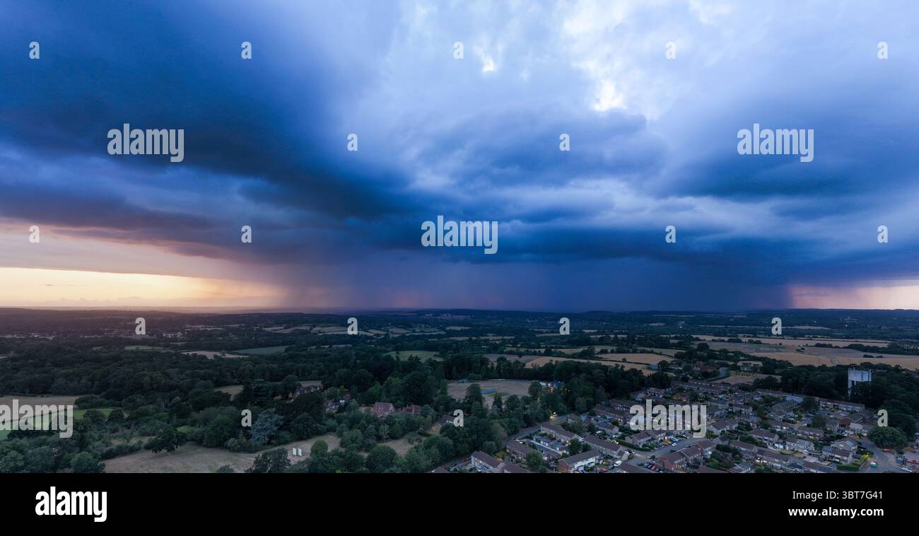 Juli 2025 weite, dramatische Luftaufnahme eines Regensturms in Wiltshire, der von einer Drohne in West Berkshire aufgenommen wurde – ein Bruch einer Hitzewelle Stockfoto