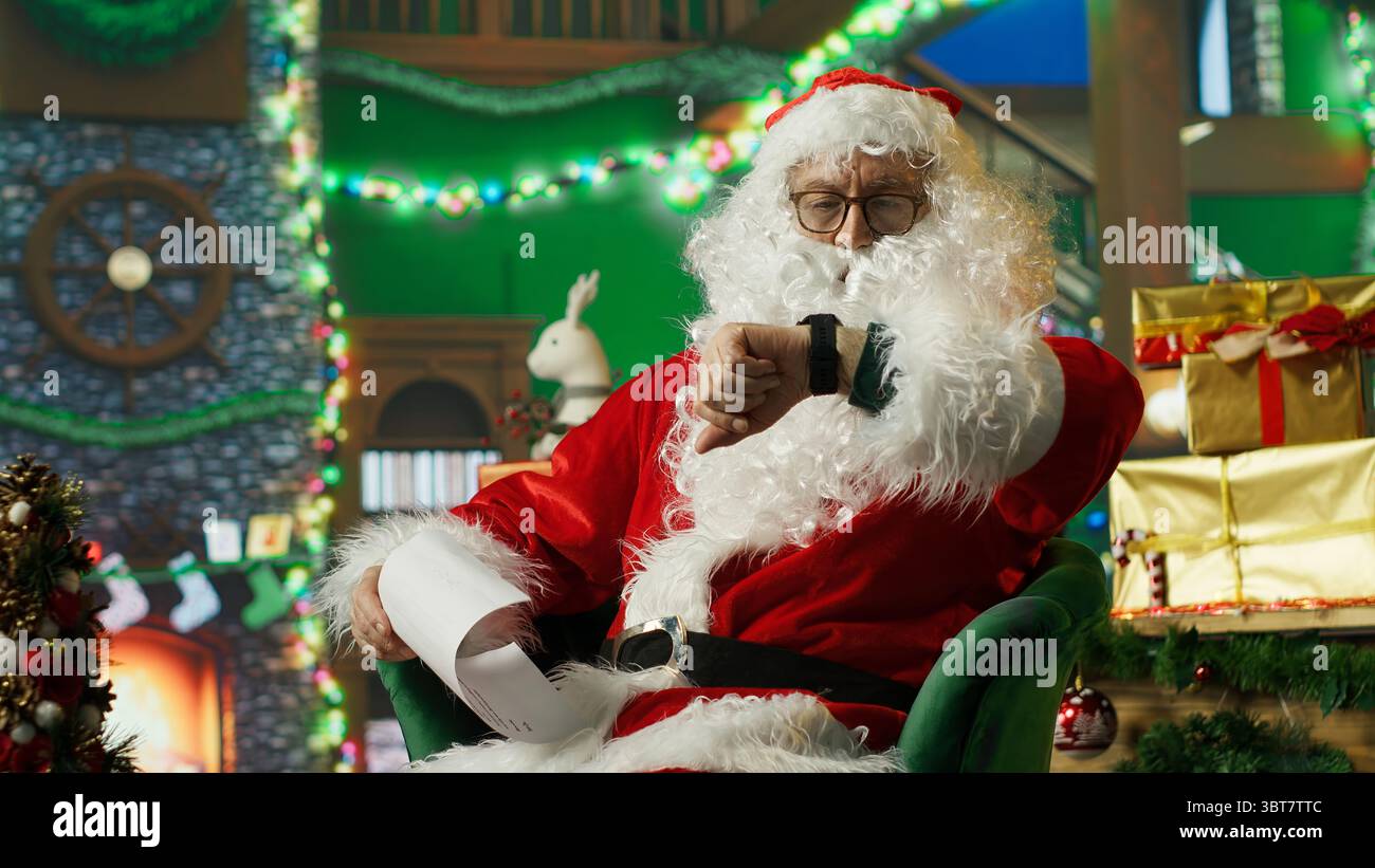Die Person im Weihnachtskostüm wurde alarmiert, nachdem sie eindöst und spät dran war, Geschenke an Kinder zu liefern. Der Weihnachtsmann wacht auf, nachdem er auf dem Sessel eingeschlafen ist, während er Briefe von Kindern liest, Kamera A Stockfoto